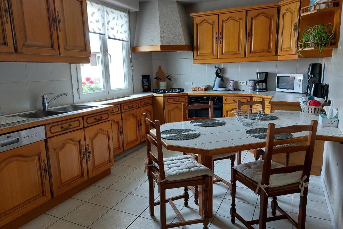 Maison Mitoyenne Entre Les Lacs, Proche Du Centre De Villa *